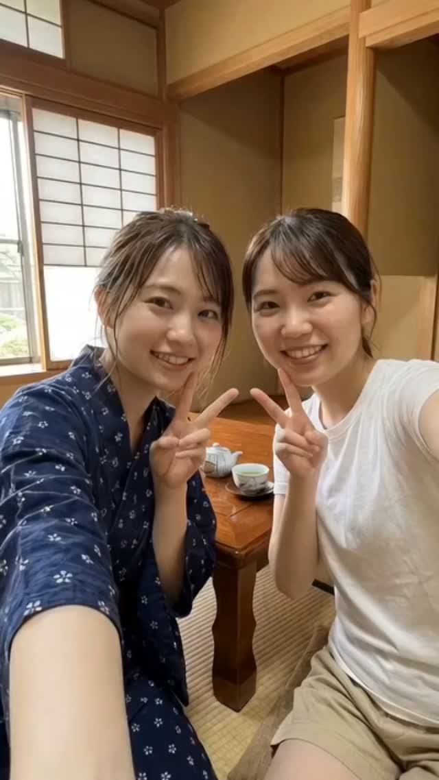 和室で笑顔を見せるふたりの架空の女性